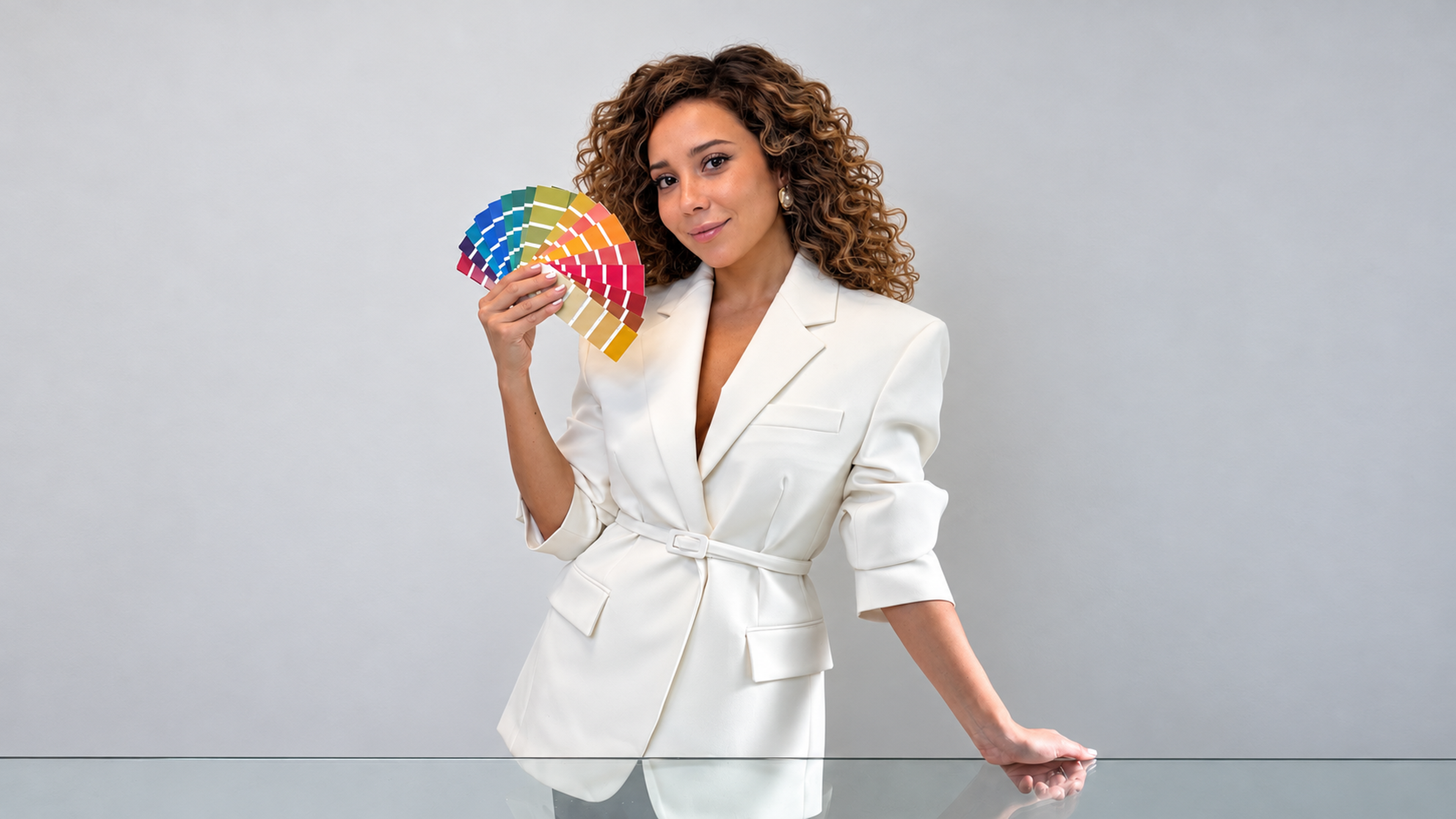 Fran mostrando abanico de colores