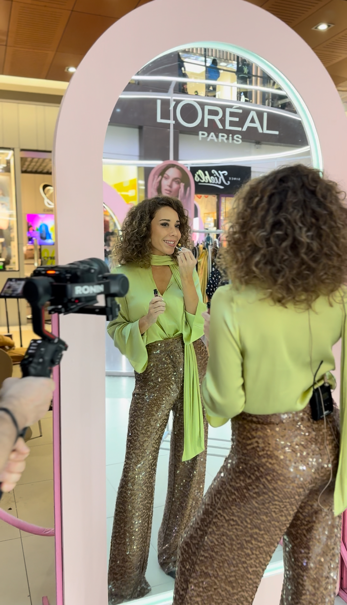 Fran frente a un espejo en una activación de L'Oréal Paris