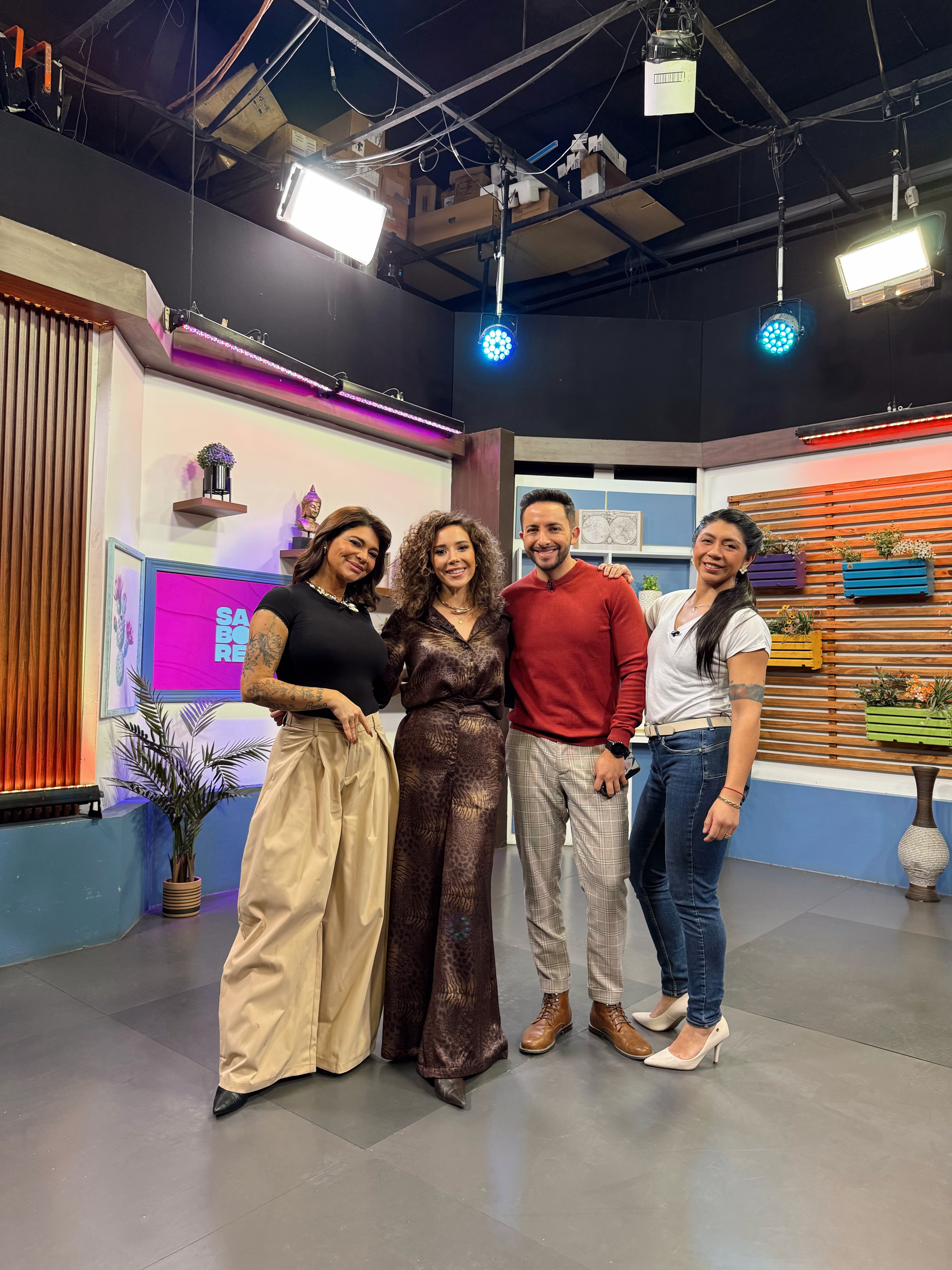 Fran con equipo de matinal Sabores de Zona Latina